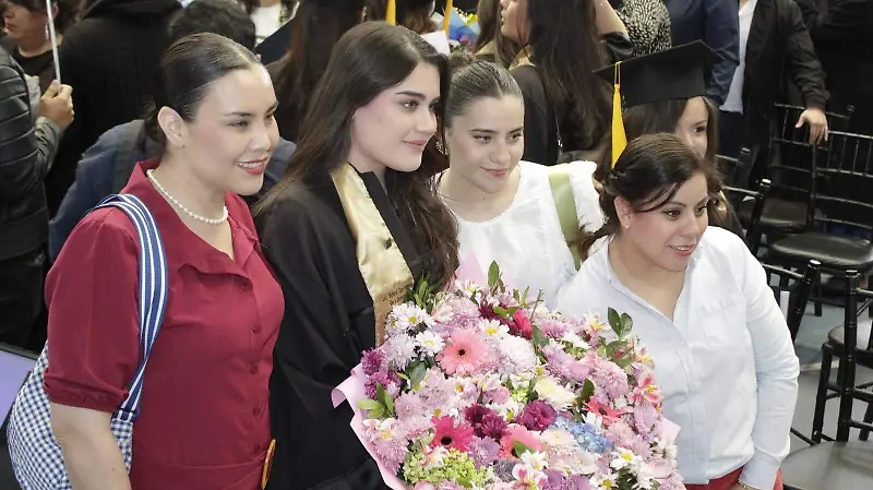 Los profesionistas compartieron este logro con sus seres queridos.